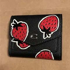 【新品未使用】コーチ　COACHミニ財布　イチゴ柄　黒色 新品未使用】 コーチ COACH 二つ折り財布 ブラック いちご柄