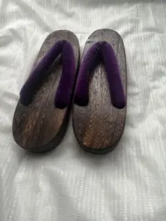 紫色鼻緒の木製草履