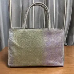 光沢のあるシルバーの和装用バッグ