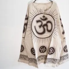 エスニックコットンシャツ　アジアンカットソー　オム文字柄　ベージュ系