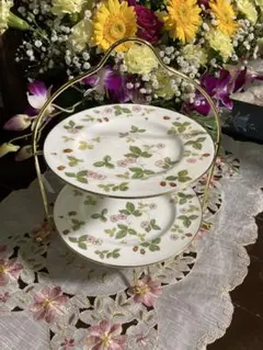 ミ*ン様 ウェッジウッド ワイルドストロベリープレート黒壺 3枚＆ケーキスタンド ミ*ン様 ウェッジウッド ワイルドストロベリープレート黒壺 3枚