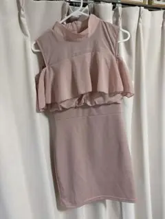 新作未使用フリル付きピンクタイトドレス