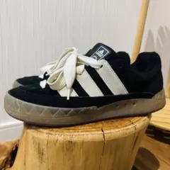 adidas スニーカー