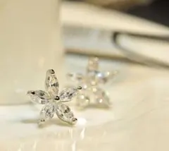 E-s29-Si 花形クリスタルピアス 星 カジュアル ホワイトゴールド