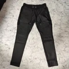 ノーアイディー　黒　微光沢ポリウレタン加工ジョガーバイカースタイルパンツ