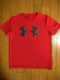 UNDER ARMOUR レッド Tシャツ　140センチ