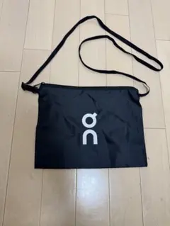 On サコッシュ ブラック　ノベルティ