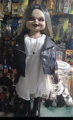 Chucky Doll レザージャケットと白いドレス