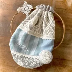 ミナペルホネンハンドメイドchouchoと華やかレースの巾着。ブローチ付き。