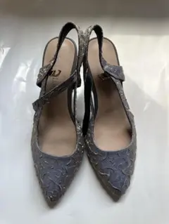 グレー ストラップ付き ポインテッドトゥパンプス