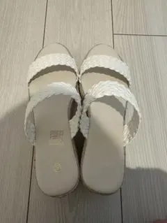 ホワイト編み込みストラップサンダル