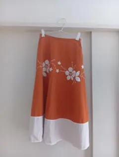 オレンジと白の花柄フレアロングスカートのサムネイル