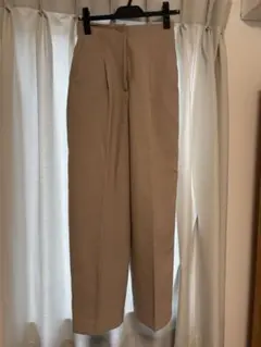 ナチュラルビューティベーシック　ベージュセンタープレスパンツ