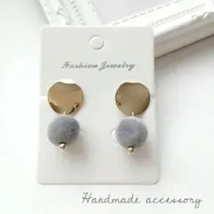 メタルゴールド×グレー　フロッキー　小ぶり　イヤリング　ピアス　ハンドメイド