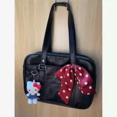 スカーフ付きの黒い通勤バッグおもちゃのストラップなし