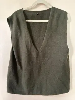 オリーブグリーン、他 UNIQLO 3DスフレヤーンVネックベスト