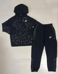 【季節先取り】子供服　NIKE（ブラック）　パーカーセットアップ