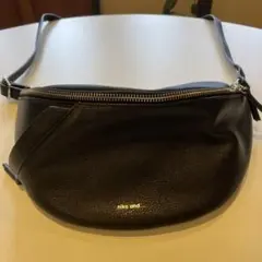 niko and. ブラック ボディバッグ