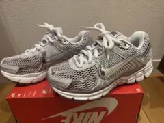 【送料無料】新品Nike シルバー メッシュ ランニングシューズ