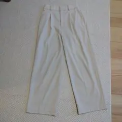 UNIQLO ワイドタックパンツ