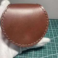 ハンドメイド　レザー製円形小銭入れ ブラウン・レッド系色組み合わせ