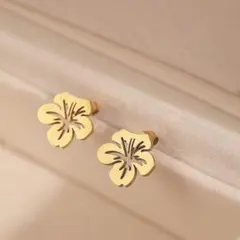 ハワイアン ハイビスカス ピアス ゴールド 花 小ぶり 上品 ギャル 夏のサムネイル