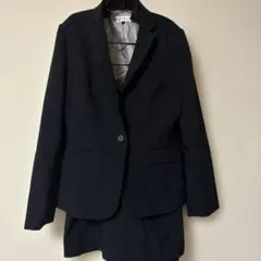 黒のスカートスーツ