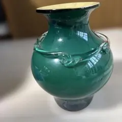 昭和レトロ 緑色の花瓶 模様 シンプル グリーン系