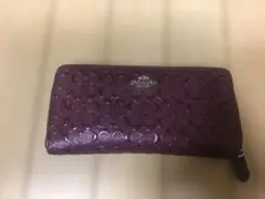 パープル エンボス加工 長財布