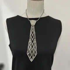 ネクタイデザイン　シルバークリスタルタッセルネックレス