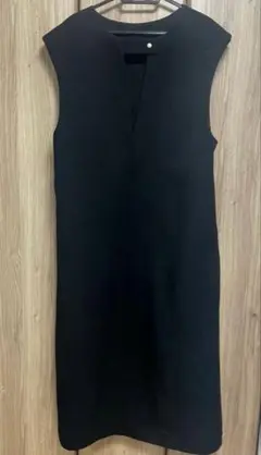 黒のノースリーブロングワンピース