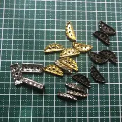 金属パーツ 半月型・長方形 取り付け用穴付き