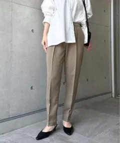 テーパードパンツ　ベージュ
