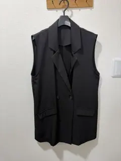 ブラック　ノースリーブジャケット