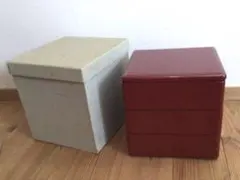 赤い漆器の3段重箱