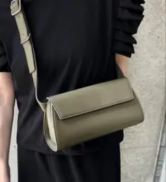 カーキ ショルダーバッグ