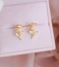 バラデザイン イヤリング　痛み少ない　シリコン付