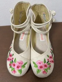 《最終値下》チャイナシューズ 花刺繍ストラップ付き25.5cm