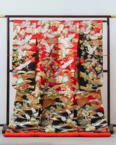 赤黒色打掛 鶴と花の刺繍 - メルカリ