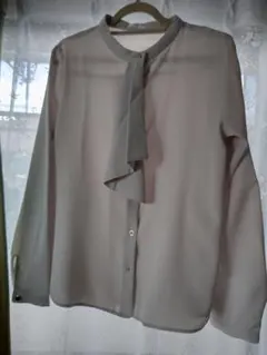 リボン付き薄いグレー長袖シャツ
