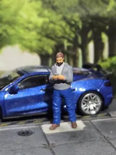 塗装品　1/64　フィギュア　スマホを見る男性　ミニカー　ミニチュア　ジオラマ用