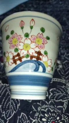 桜と波模様の陶器湯飲み