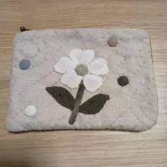 ハンドメイド　花刺繍ポーチ