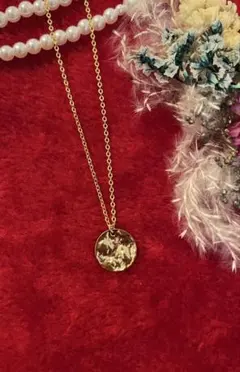 ウェーブが煌めくラウンドネックレス