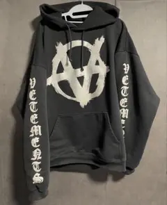 VETEMENTS ロゴフーディパーカー【がーどまん愛用】 - メルカリ
