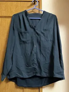 vis Vネックブラウス