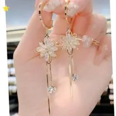 花デザインのロングピアス　カジュアル　エレガント　上品　キラキラ　フェミニン