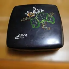 昭和レトロ　アルミの二段重箱 花と葉の装飾