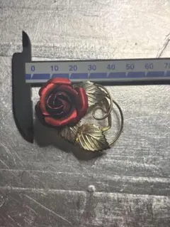 み*ー様 赤いバラの金属製ブローチ