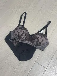 【新品】ノンワイヤー　ブラジャー　上下セット　C65 花柄